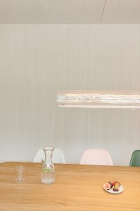 Moderner Holztisch, barbige Stühle und einen moderne Leuchte über dem Tisch